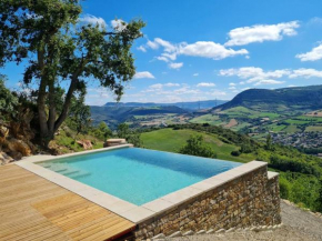 Maison charmante à Saint-Georges-de-Luzençon avec jacuzzi